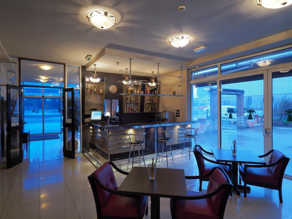 Garni Hotel Oasis Belgrado Exterior foto
