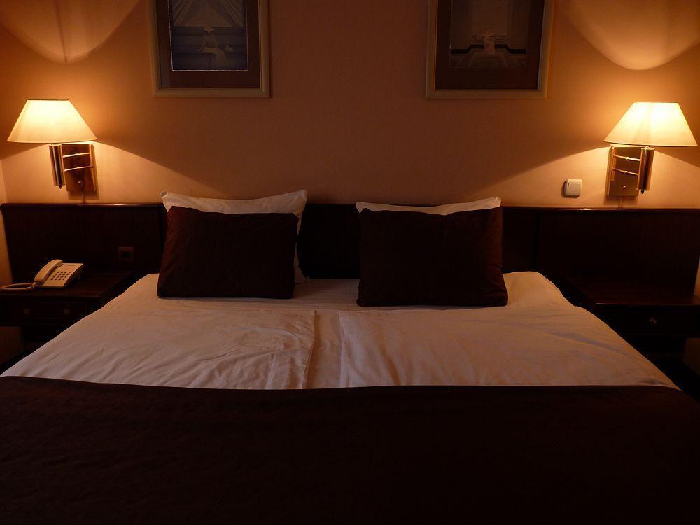 Garni Hotel Oasis Belgrado Exterior foto