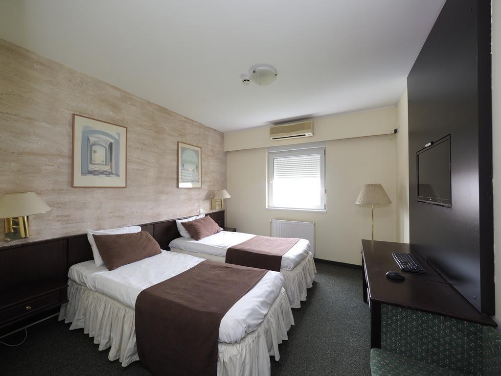 Garni Hotel Oasis Belgrado Exterior foto