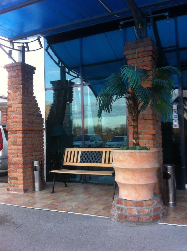 Garni Hotel Oasis Belgrado Exterior foto