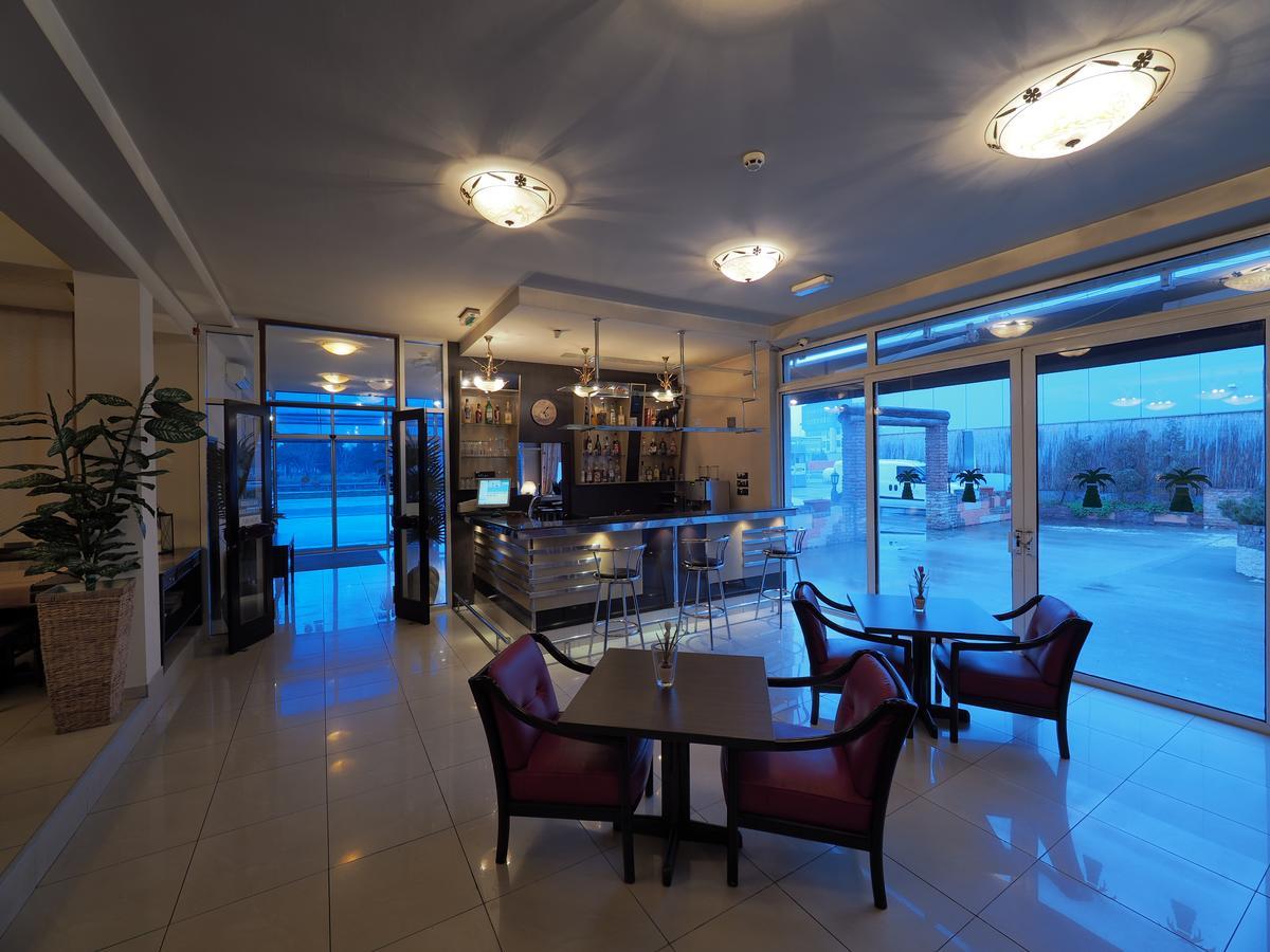 Garni Hotel Oasis Belgrado Exterior foto