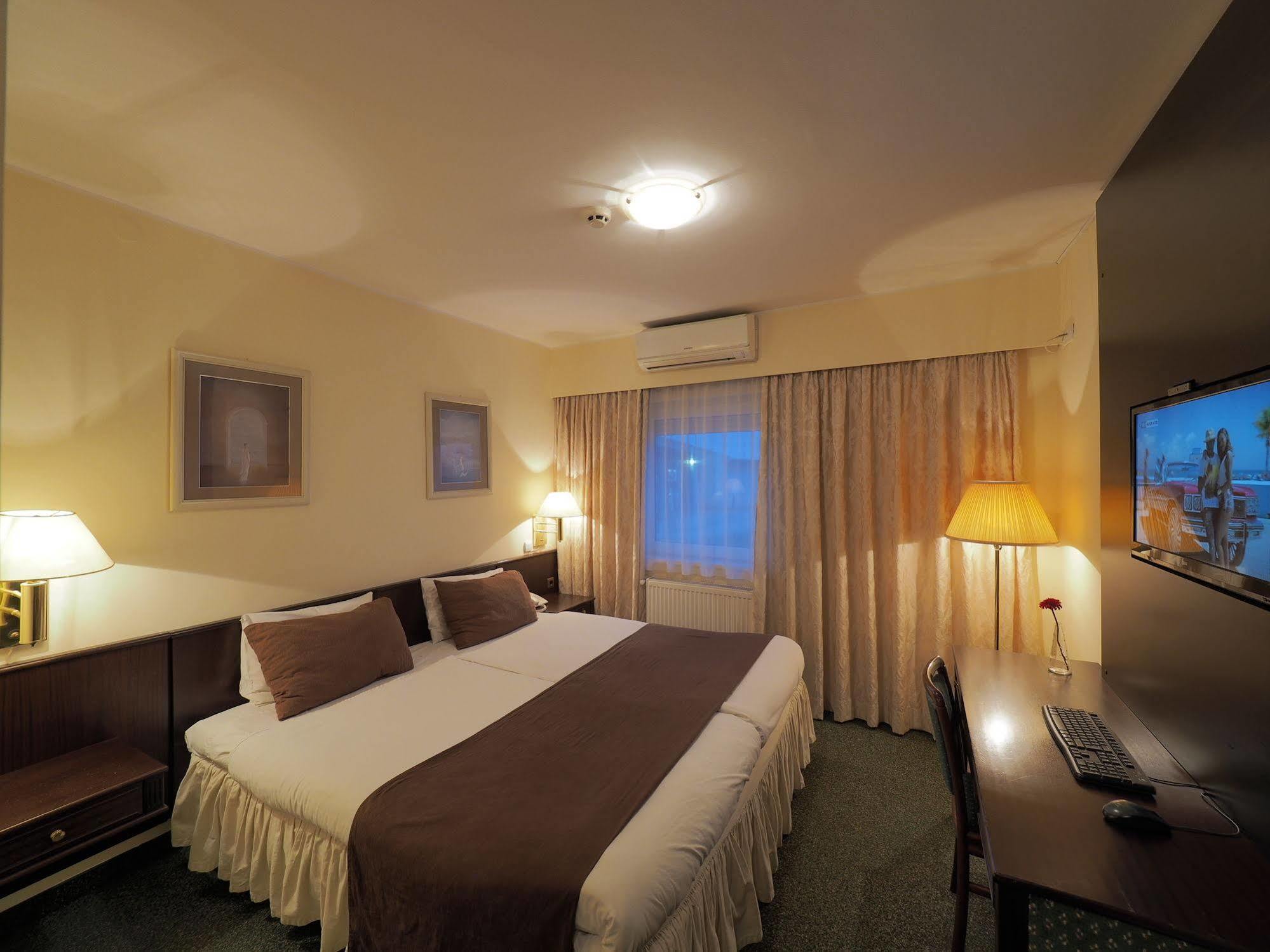 Garni Hotel Oasis Belgrado Exterior foto